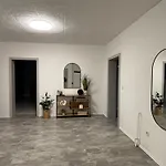 140qm - 4 Zimmer- Parkplatz - Autobahn - Blauer - Mallibase Apartment Garbsen