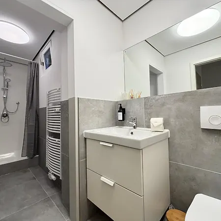 140qm - 4 Zimmer- Parkplatz - Autobahn - Blauer - Mallibase