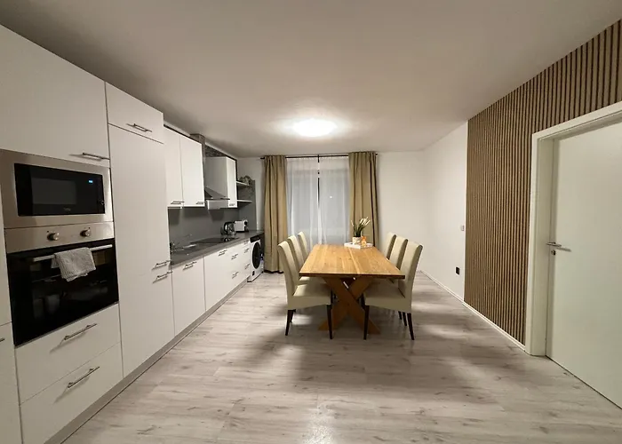 140qm - 4 Zimmer- Parkplatz - Autobahn - Blauer - Mallibase Appartement Garbsen
