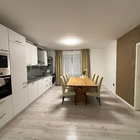 140qm - 4 Zimmer- Parkplatz - Autobahn - Blauer - Mallibase Apartment Garbsen